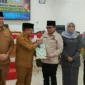 Ketua DPRD Tanah Datar, Anton Yondra, menerima Nota Penjelasan Terhadap Tiga Ranperda dari Bupati Eka Putra, disaksikan Wabup Ahmad Fadly, Wakil Ketua DPRD Nurhamdi Zahari dan Kamrita, di ruang sidang utama DPRD setempat. 