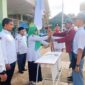 Kepala MAN 3 Kota Padang, Hj. Marliza, saat melakukan prosesi pelantikan Ketua dan Wakil Ketua OSIM terpilih masa bakti 2025-2026 di lapangan madrasah.