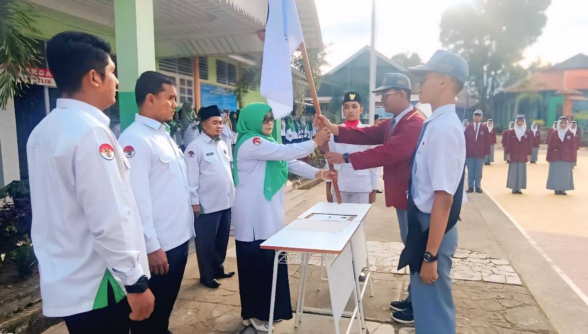 Kepala MAN 3 Padang Resmi Lantik OSIM 2025-2026: Hj. Marliza Desak Pengurus Jadi Teladan dan Inovator