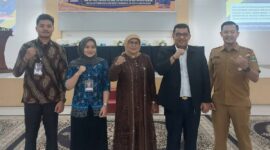 Plt. Kepala Dispora Sumbar Dedy Diantolani (dua dari kanan), Anggota DPRD Sumbar Endarmy (tengah), Ketua Panitia Pelaksana Ichsan Khalis (kanan), dan perwakilan peserta berfoto bersama pada acara pembukaan Pelatihan Kewirausahaan Angkatan I bagi Wirausaha Muda Sumatera Barat Tahun 2025, di Mifan Resort and Water Park, Padang Panjang, Senin (13/10/2025).