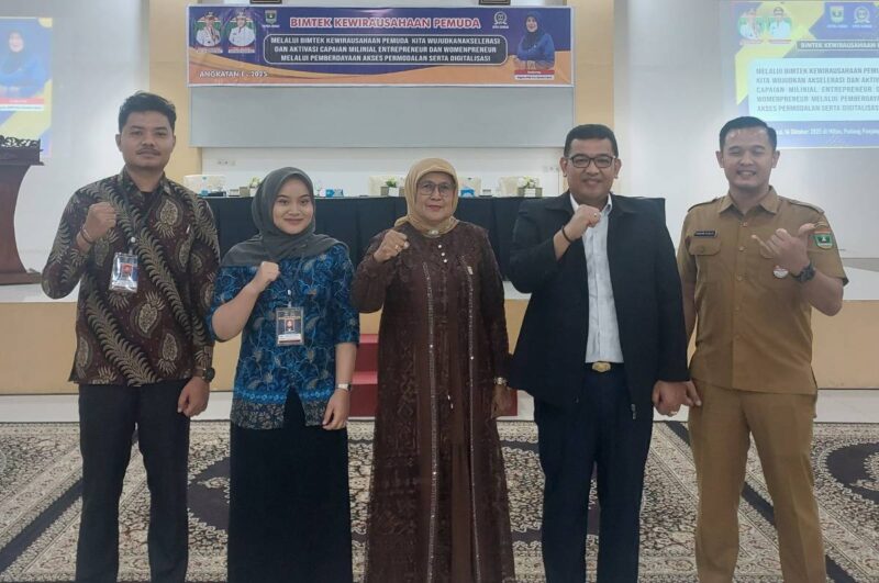 Plt. Kepala Dispora Sumbar Dedy Diantolani (dua dari kanan), Anggota DPRD Sumbar Endarmy (tengah), Ketua Panitia Pelaksana Ichsan Khalis (kanan), dan perwakilan peserta berfoto bersama pada acara pembukaan Pelatihan Kewirausahaan Angkatan I bagi Wirausaha Muda Sumatera Barat Tahun 2025, di Mifan Resort and Water Park, Padang Panjang, Senin (13/10/2025).