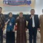 Plt. Kepala Dispora Sumbar Dedy Diantolani (dua dari kanan), Anggota DPRD Sumbar Endarmy (tengah), Ketua Panitia Pelaksana Ichsan Khalis (kanan), dan perwakilan peserta berfoto bersama pada acara pembukaan Pelatihan Kewirausahaan Angkatan I bagi Wirausaha Muda Sumatera Barat Tahun 2025, di Mifan Resort and Water Park, Padang Panjang, Senin (13/10/2025).