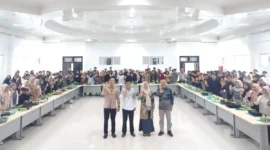 Staf Ahli Gubernur Bidang Ekonomi dan Keuangan Sumbar Syaiful Bahri, anggota DPRD Sumbar Yesi Endriani, Kepala Bidang Pengembangan Pemuda Dispora Sumbar Ilmi, dan panitia pelaksana Ichsan Khalis, berfoto bersama saat pembukaan Pelatihan Kewirausahaan Pemuda Angkatan I di Aula UPTD BP3 Bukittinggi, Kamis (16/10). Kegiatan ini diikuti 190 wirausaha muda dari 19 kabupaten dan kota di Sumatera Barat.