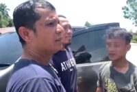 Petugas kepolisian dari Polres Padang Pariaman dan Polsek Nan Sabaris saat mengamankan salah seorang dari dua terduga pelaku pencurian pemberatan di Korong Jiraik Baruah, yang berhasil ditangkap kurang dari 24 jam setelah kejadian. (Ist.)