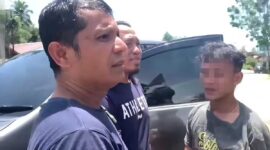 Petugas kepolisian dari Polres Padang Pariaman dan Polsek Nan Sabaris saat mengamankan salah seorang dari dua terduga pelaku pencurian pemberatan di Korong Jiraik Baruah, yang berhasil ditangkap kurang dari 24 jam setelah kejadian. (Ist.)