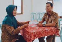 Ilustrasi — Penyaluran Bantuan Langsung Tunai (BLT) oleh aparatur kelurahan. (Foto: AI)