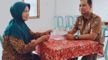 Ilustrasi — Penyaluran Bantuan Langsung Tunai (BLT) oleh aparatur kelurahan. (Foto: AI)