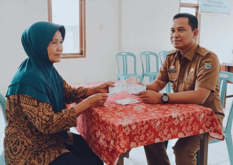 Ilustrasi — Penyaluran Bantuan Langsung Tunai (BLT) oleh aparatur kelurahan. (Foto: AI)