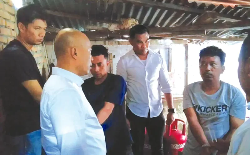 Polda Sumbar menggerebek gudang pengoplosan gas elpiji subsidi di Padang dan menangkap tiga pelaku. Praktik ilegal ini sudah berjalan 8 bulan dan meraup untung Rp40 juta per bulan, dengan ratusan tabung gas disita. (Ist.)