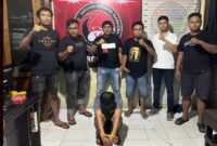 Petugas Satresnarkoba Polres Solok mengamankan tersangka Geri Priyanto (19) dengan barang bukti 27 paket sabu, usai penggerebekan di Jorong Aro, Nagari Talang, Jumat malam (17/10/2025). (Foto: Polres Solok Arosuka)