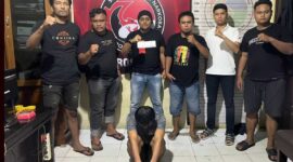 Petugas Satresnarkoba Polres Solok mengamankan tersangka Geri Priyanto (19) dengan barang bukti 27 paket sabu, usai penggerebekan di Jorong Aro, Nagari Talang, Jumat malam (17/10/2025). (Foto: Polres Solok Arosuka)