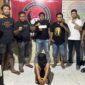 Petugas Satresnarkoba Polres Solok mengamankan tersangka Geri Priyanto (19) dengan barang bukti 27 paket sabu, usai penggerebekan di Jorong Aro, Nagari Talang, Jumat malam (17/10/2025). (Foto: Polres Solok Arosuka)