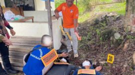 Suasana rekonstruksi kasus pembunuhan berencana yang digelar di halaman Mapolres Solok Selatan, memperagakan 72 adegan yang dilakukan pelaku KB terhadap korban IL dan LB. (Ist.)