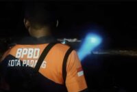 Tim gabungan BPBD, Basarnas, dan relawan melakukan penyisiran di sepanjang pantai samping Masjid Al Hakim, Belakang Tangsi, Padang, Minggu malam (19/10/2025). (Foto: BPBD Kota Padang)