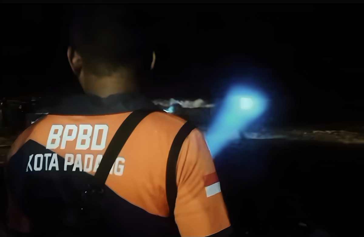Remaja Tenggelam di Pantai Belakang Tangsi Padang, Tim Gabungan Lakukan Pencarian Malam Ini