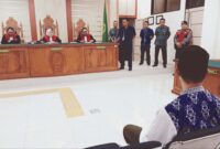 Terdakwa kasus pembunuhan siswi MTsN 2 Tanah Datar menjalani sidang putusan di Pengadilan Negeri Batusangkar, Selasa (14/10/2025). (Ist.)