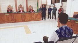 Terdakwa kasus pembunuhan siswi MTsN 2 Tanah Datar menjalani sidang putusan di Pengadilan Negeri Batusangkar, Selasa (14/10/2025). (Ist.)