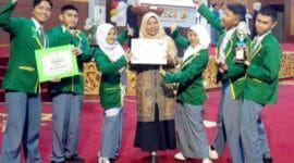 Tim debat MAN 3 Kota Padang berfoto bersama guru pembina, Adpid Lismi, usai meraih Juara III Lomba Debat Sosesco 2025 di UIN Imam Bonjol Padang, Selasa (14/10/2025). (Ist.)