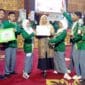 Tim debat MAN 3 Kota Padang berfoto bersama guru pembina, Adpid Lismi, usai meraih Juara III Lomba Debat Sosesco 2025 di UIN Imam Bonjol Padang, Selasa (14/10/2025). (Ist.)