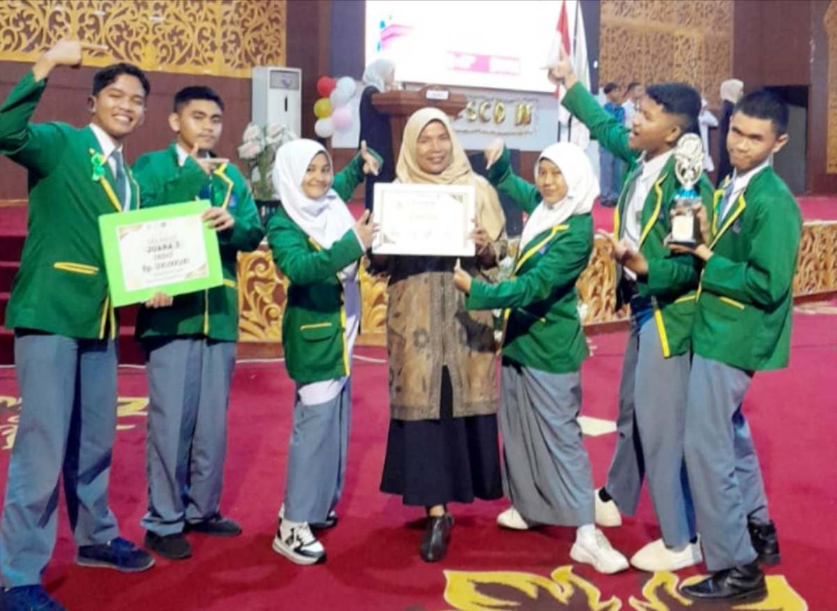 Tim Debat MAN 3 Padang Raih Juara III di Sosesco 2025