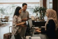 Ilustrasi - Wisatawan melakukan reservasi kamar hotel. (Ist.)