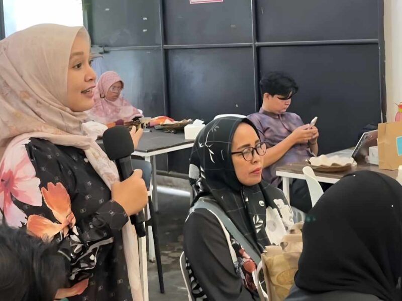 Para pelaku UMKM Kota Padang mengikuti sosialisasi Hak Atas Kekayaan Intelektual (HAKI) di Cafe Kupi Batigo, Sabtu (18/10/2025).