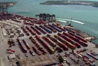 Ilustrasi - Aktivitas bongkar muat ekspor komoditas industri di pelabuhan.