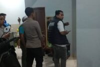 Polisi melakukan olah TKP di kamar kos lokasi penemuan mayat mahasiswi S-2 yang ditemukan tewas gantung diri di Kota Jambi. (Ist.)