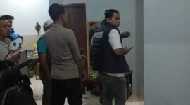 Polisi melakukan olah TKP di kamar kos lokasi penemuan mayat mahasiswi S-2 yang ditemukan tewas gantung diri di Kota Jambi. (Ist.)