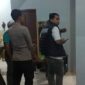 Polisi melakukan olah TKP di kamar kos lokasi penemuan mayat mahasiswi S-2 yang ditemukan tewas gantung diri di Kota Jambi. (Ist.)