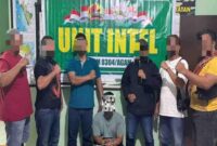 Personel Unit Intel Kodim 0304/Agam dan mengamankan tersangka bandar sabu, berinisial RA alias Gampo di Jorong Balai Belo, Agam, Jumat (17/10/2025). (Ist.)