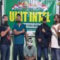 Personel Unit Intel Kodim 0304/Agam dan mengamankan tersangka bandar sabu, berinisial RA alias Gampo di Jorong Balai Belo, Agam, Jumat (17/10/2025). (Ist.)
