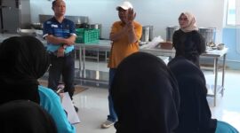 Kapolda Sumatera Barat, Irjen Pol Gatot Tri Suryanta (kiri), didampingi Chef Aming (tengah), saat memberikan arahan dan edukasi higienitas kepada para personel yang bertugas di SPPG Alai, Padang. (Ist.)