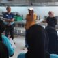 Kapolda Sumatera Barat, Irjen Pol Gatot Tri Suryanta (kiri), didampingi Chef Aming (tengah), saat memberikan arahan dan edukasi higienitas kepada para personel yang bertugas di SPPG Alai, Padang. (Ist.)
