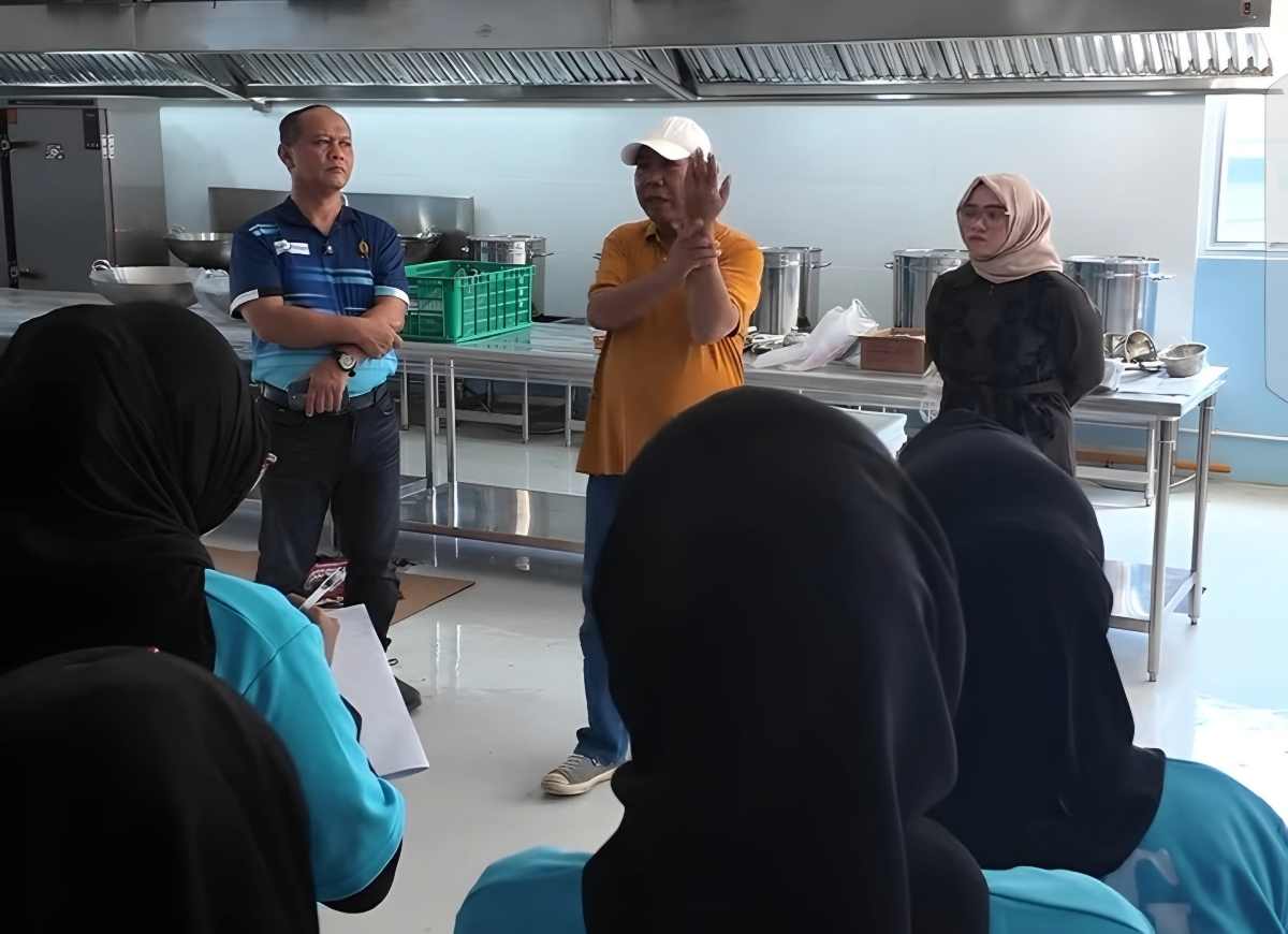 Kapolda Sumbar Sidak Dapur MBG Alai, Chef Aming Beri Edukasi Food Safety
