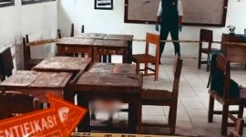 Ruang kelas sekolah yang menjadi lokasi insiden penikaman fatal antara dua siswa SMP di Pesisir Barat. Kasus ini diduga dipicu oleh aksi perundungan (bullying). (Ist.)