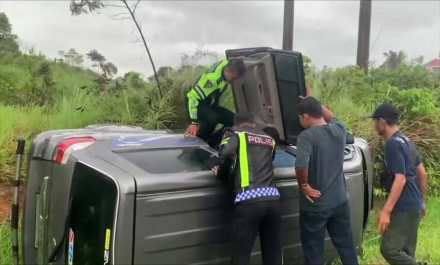 Nahas! Mobil APV Bawa Satu Keluarga Terguling di Kelok S Solok-Padang