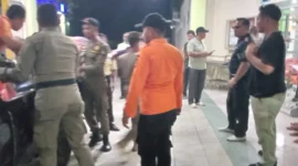 Petugas memberikan penanganan kepada siswa yang menjadi korban dugaan keracunan massal program Makan Bergizi Gratis (MBG) di Kabupaten Agam. (Ist.)
