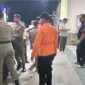 Petugas memberikan penanganan kepada siswa yang menjadi korban dugaan keracunan massal program Makan Bergizi Gratis (MBG) di Kabupaten Agam. (Ist.)