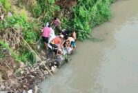Tim SAR betsama warga mengevakuasi korban tenggelam di Sungai Gung, Desa Kaligayam, Kabupaten Tegal, Jumat (17/10/2025). (Ist.)