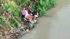 Tim SAR betsama warga mengevakuasi korban tenggelam di Sungai Gung, Desa Kaligayam, Kabupaten Tegal, Jumat (17/10/2025). (Ist.)