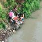 Tim SAR betsama warga mengevakuasi korban tenggelam di Sungai Gung, Desa Kaligayam, Kabupaten Tegal, Jumat (17/10/2025). (Ist.)