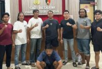 Tersangka pencurian di UPTD BPBALP Painan berinisial DA (33) diamankan petugas Satreskrim Polres Pesisir Selatan usai ditangkap di Kota Padang, Jumat (17/10/2025). (Foto: Polres Pesisir Selatan)