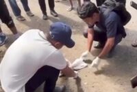 Petugas kepolisian memeriksa kain kafan berlumuran darah yang ditemukan di tepi Jalan Raya Sultan Nuku, Desa Galala, Tidore, Maluku Utara, Jumat (25/10/2025). (Ist.)