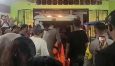 Petugas kepolisian saat mengevakuasi jasad mahasiswi N (24) yang ditemukan di kamar kos di Jalan Veteran Dalam, Kecamatan Padang Barat, Kota Padang. (Ist.)