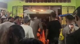 Petugas kepolisian saat mengevakuasi jasad mahasiswi N (24) yang ditemukan di kamar kos di Jalan Veteran Dalam, Kecamatan Padang Barat, Kota Padang. (Ist.)