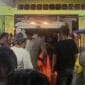 Petugas kepolisian saat mengevakuasi jasad mahasiswi N (24) yang ditemukan di kamar kos di Jalan Veteran Dalam, Kecamatan Padang Barat, Kota Padang. (Ist.)
