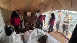 Polisi melakukan olah Tempat Kejadian Peristiwa (TKP) di lokasi penemuan pasangan pengantin baru yang ditemukan tak sadarkan diri di dalam kamar penginapan glamping, di Jorong Galagah, Nagari Alahan Panjang, Kecamatan Lembah Gumanti, Kabupaten Solok. Dalam kejadian itu, sang istri meninggal dunia, sementara suami saat ini dalam perawatan intensif di rumah sakit. (Dok. Polsek Lembah Gumanti)
