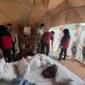 Polisi melakukan olah Tempat Kejadian Peristiwa (TKP) di lokasi penemuan pasangan pengantin baru yang ditemukan tak sadarkan diri di dalam kamar penginapan glamping, di Jorong Galagah, Nagari Alahan Panjang, Kecamatan Lembah Gumanti, Kabupaten Solok. Dalam kejadian itu, sang istri meninggal dunia, sementara suami saat ini dalam perawatan intensif di rumah sakit. (Dok. Polsek Lembah Gumanti)