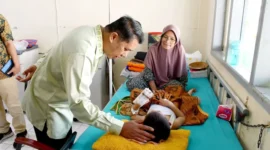 Sekretaris Daerah (Sekda) Agam M. Lutfie, saat meninjau kondisi pasien keracunan yang masih dirawat di RSUD Lubukbasung, menyusul penetapan status KLB. (Diskominfo Agam)
